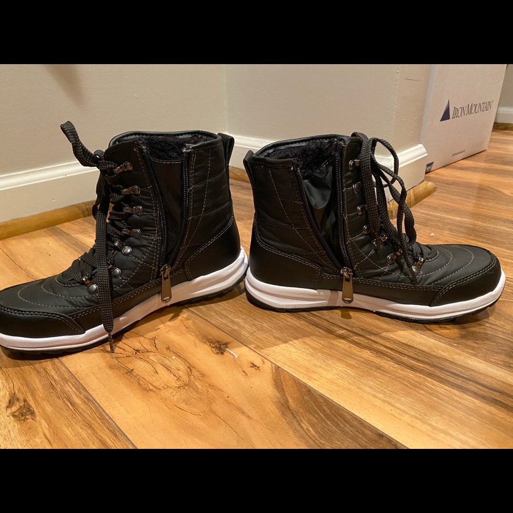 Weatherproof Snow Boot Size 6. Worn Once.